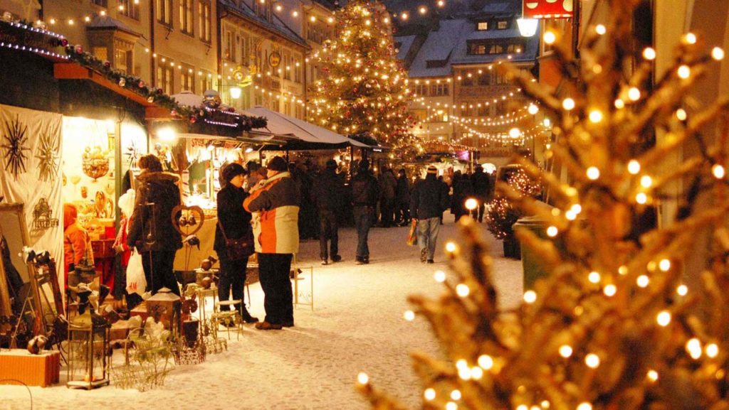 ATTRACTIONS -Christmas Market in Bregenz
