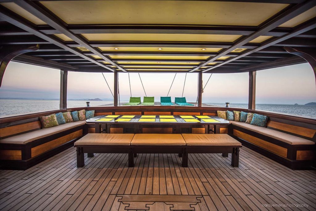 Dunia Baru-Dunia Baru Master Cabin private deck and daybed